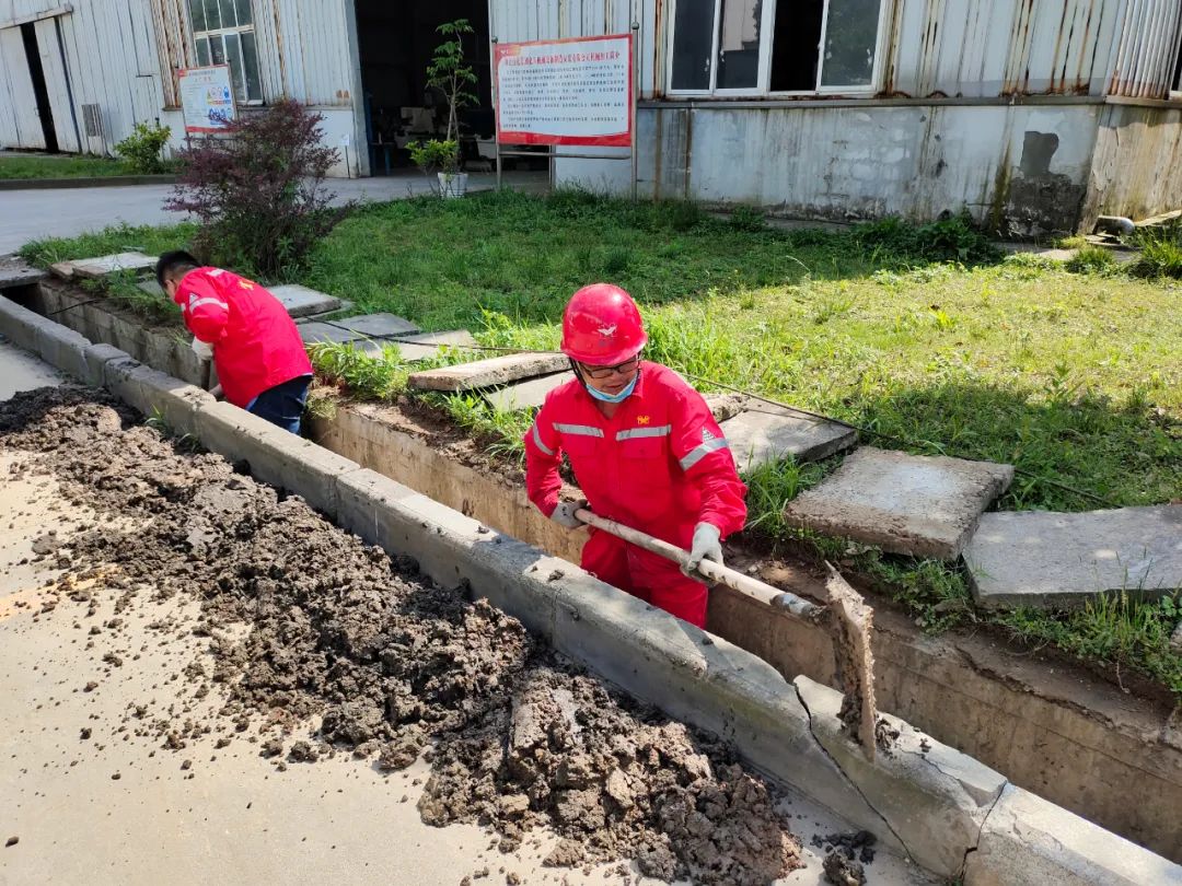 化機(jī)公司組織全員開展義務(wù)勞動(dòng)(圖3) 化機(jī)公司組織全員開展義務(wù)勞動(dòng)(圖3)